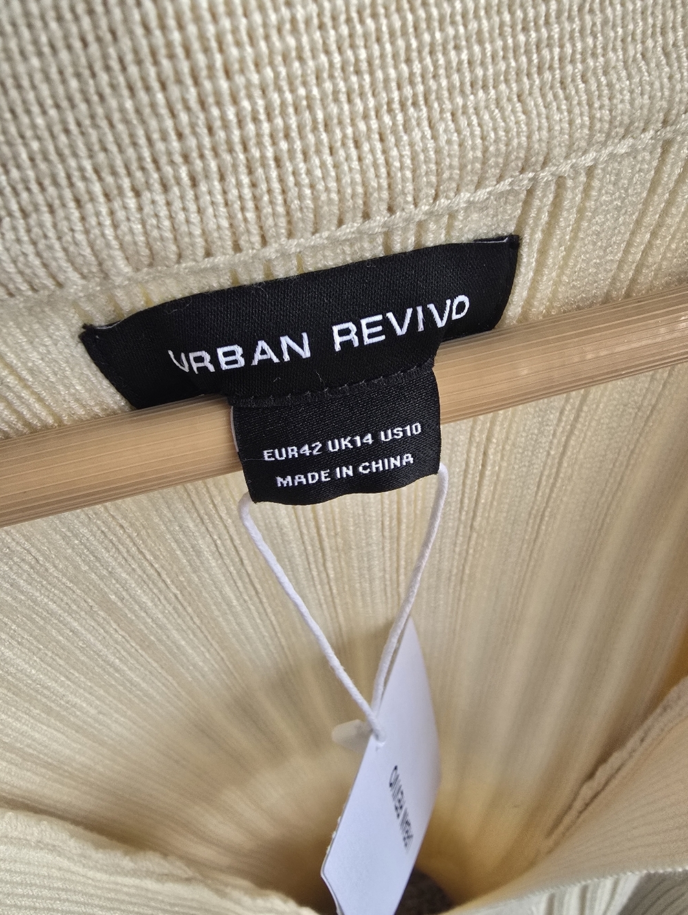 URBAN REVIVO Cream Ribbed V-Neck Collared Sweater Cardigan with Gold Button - Picture 6 of 10